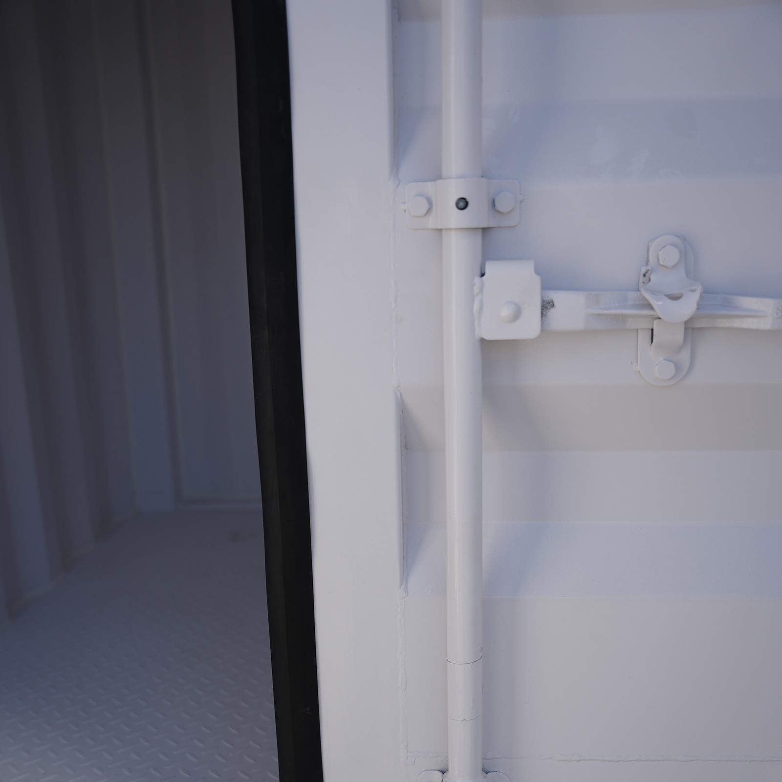 Heavy-duty lockable steel door handle