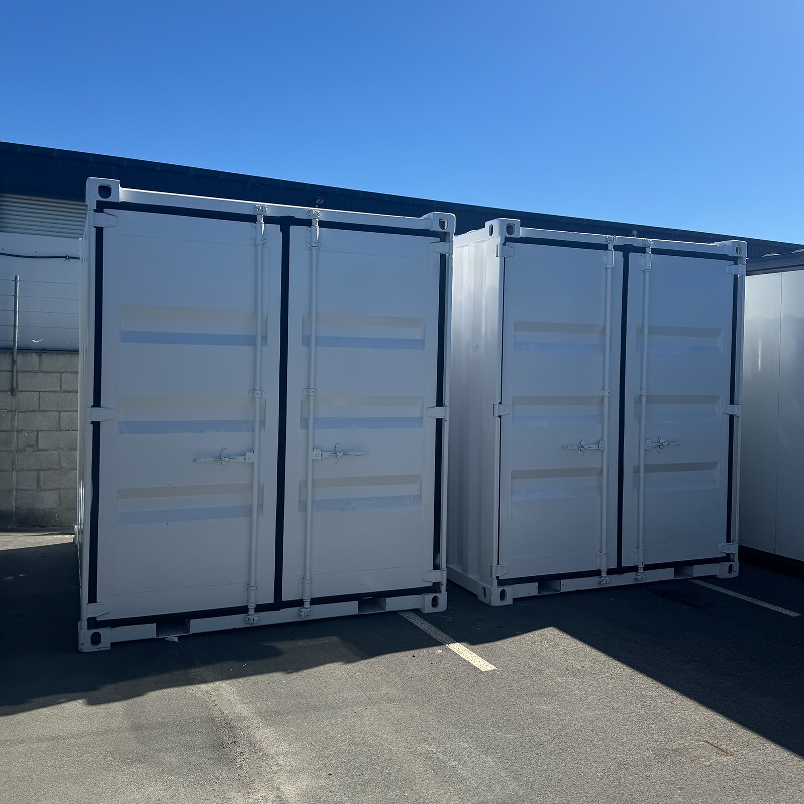 Mini container front with lockable doors